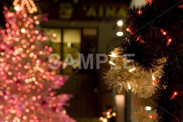 ピンク色に光るクリスマスツリーがぼんやりと写ったイルミネーション背景